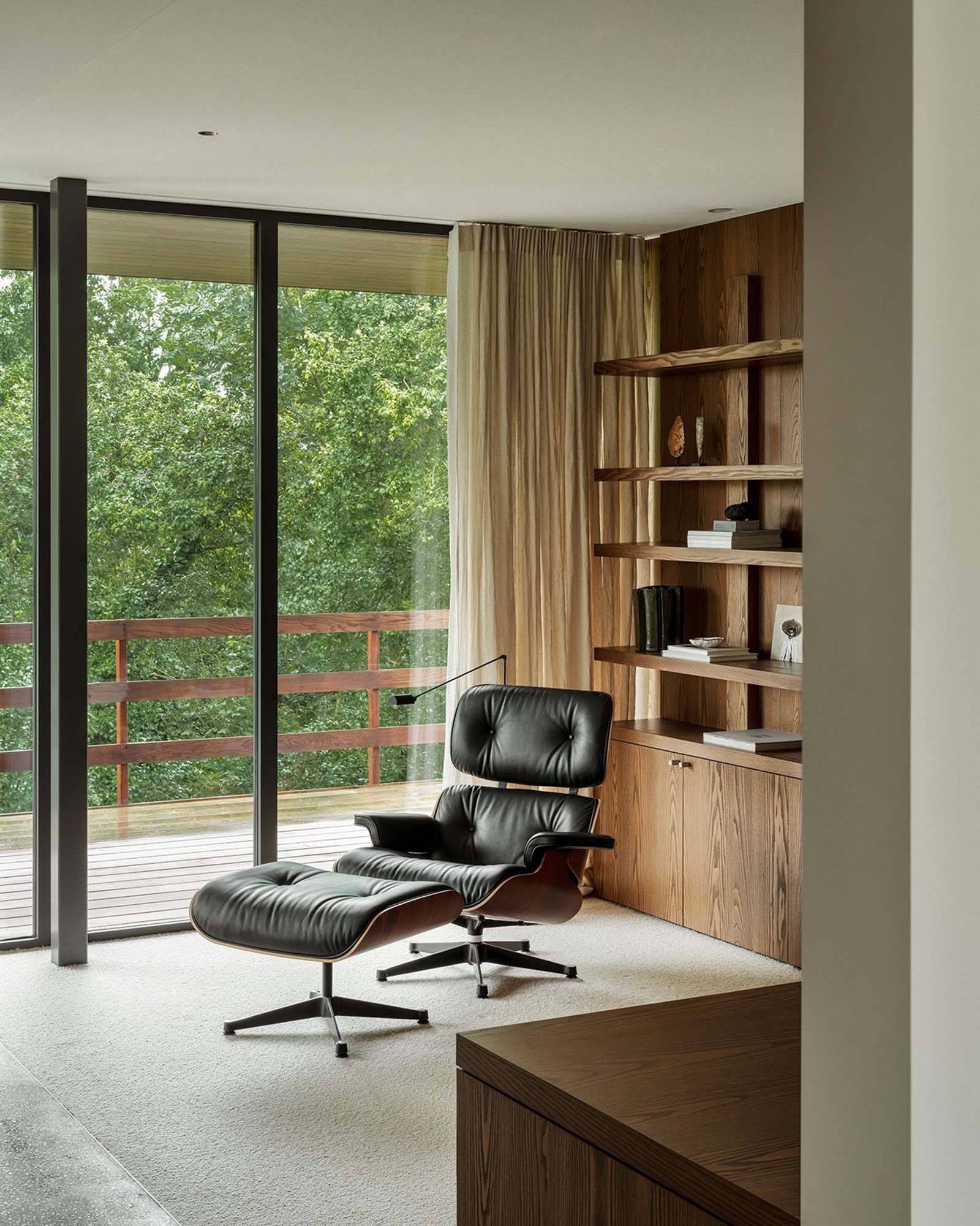 EAMES LOUNGE CHAIR